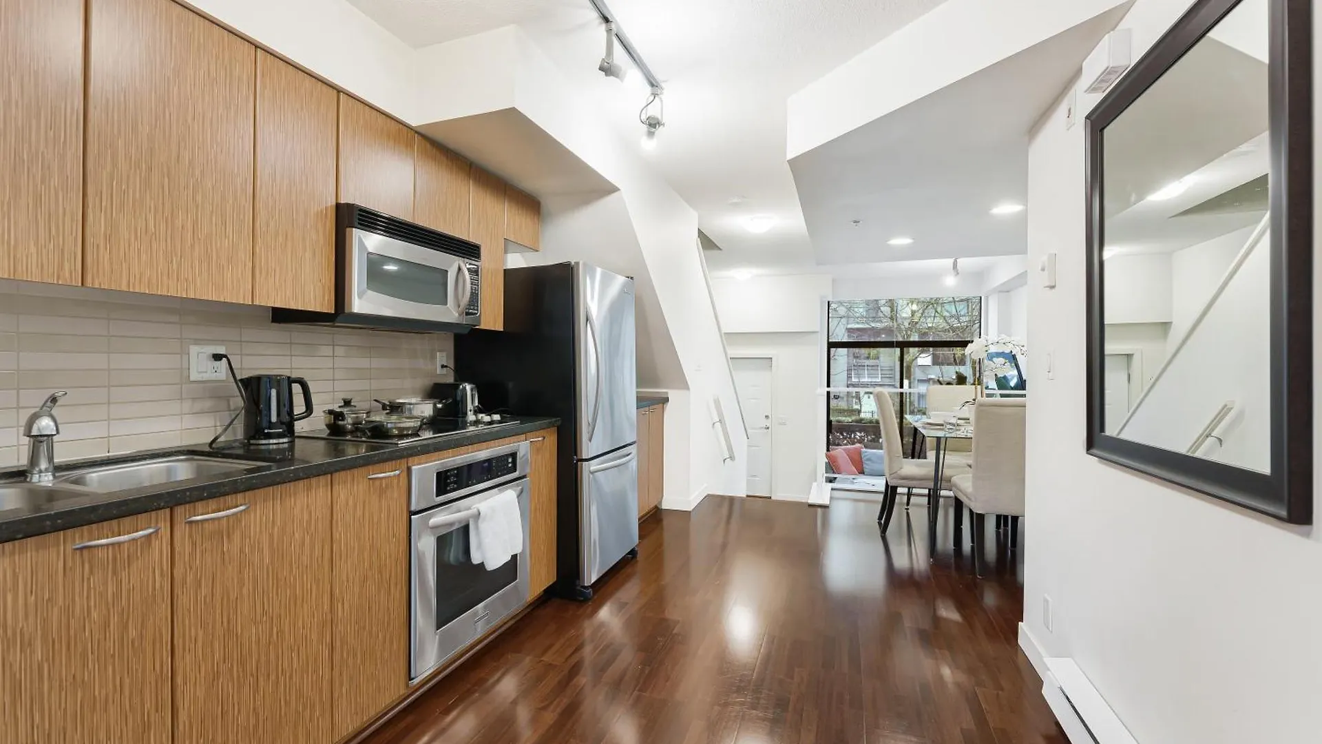 Luxury 2 Bedroom Townhouse In Yaletown Modern Elegance And Prime Location Vancouver Apartman