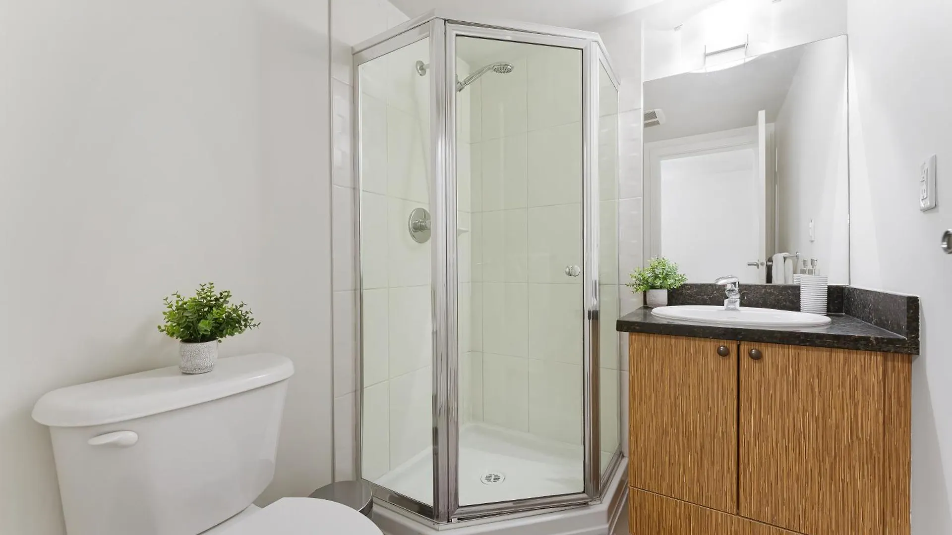 Apartment Luxury 2 Bedroom Townhouse In Yaletown Modern Elegance And Prime Location Vancouver Canada